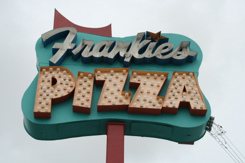 Frankie's Pizza sign